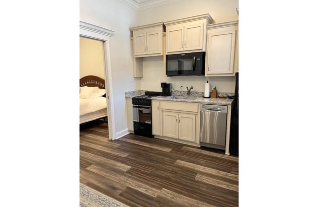 Studio 3- Eclectic apartment with green space view