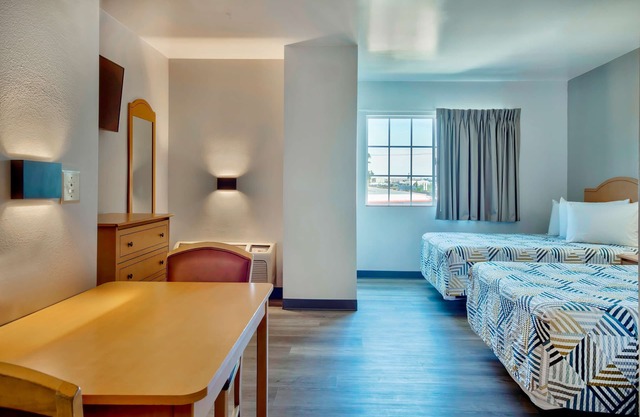 Studio 6 Bakersfield, CA