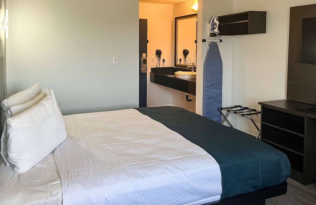 Studio 6 Suites Delano, CA