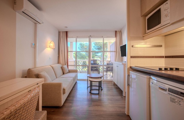 Studio Apartment 'Cap Esterel' with Mountain View, Shared Pool and Air Conditioning