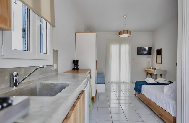 Studio Apartment 'Irene 6 Deluxe Double 4' with Sea View, Wi-Fi and Air Conditioning