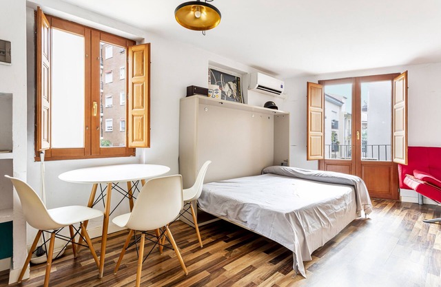Studio Apartment 'Loft 3er Piso' with Shared Terrace, Wi-Fi and Air Conditioning