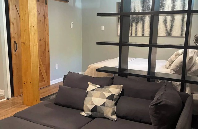 Studio Apt Near Bravesn