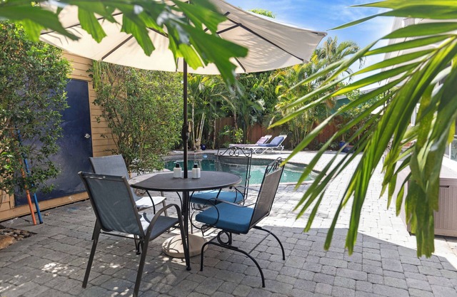 Studio apt near Wilton Manors, fenced yard with pool, puppy friendly.