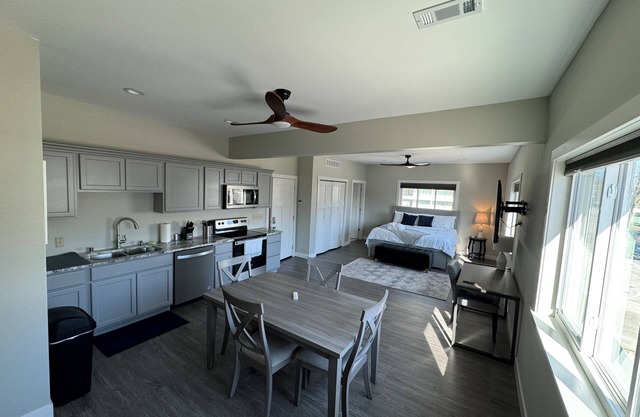 Studio apt w/laundry + parking