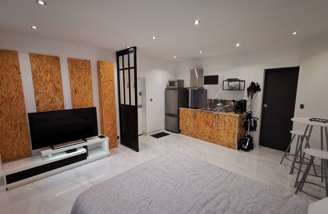 Studio between Paris and Versailles