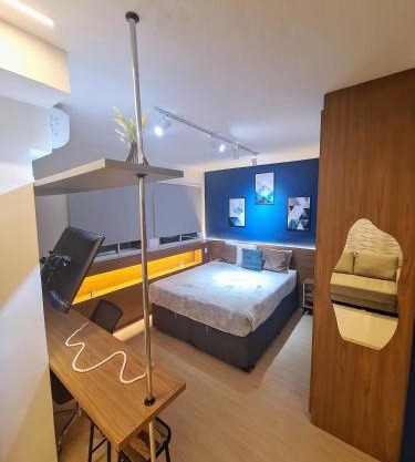 Studio com Varanda, 4p, Cozinha Completa, Enxoval, Wi-fi, Piscina , Sauna e Rooftop, Centro próximo a VLT e 20min de Copacabana