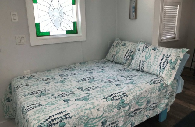 Studio Cottage on quiet road in Beautiful Bayport.