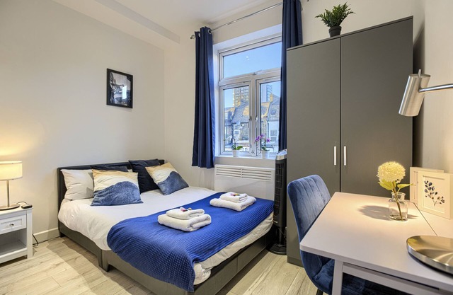 Studio-Deluxe-Ensuite-Street View-8