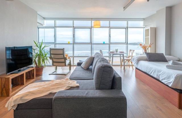 Studio 'En Playa San Lorenzo' with Sea View and Wi-Fi