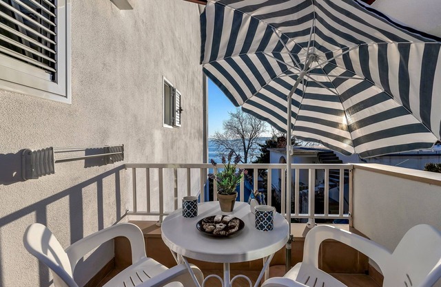 Studio flat near beach Baška Voda, Makarska (AS-2578-f)