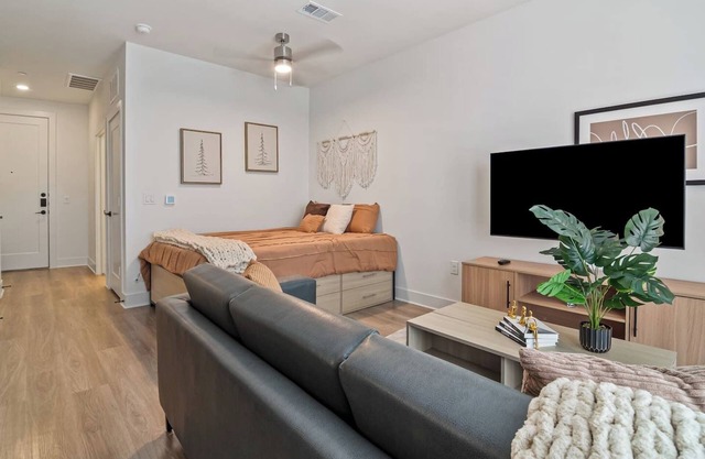 Studio in Downtown Houston | Shared Pool & Gym