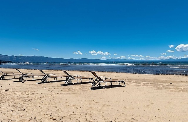 Studio in Tahoe Vista! Outdoor Pool, Beach Access, Kitchenette, Free Parking