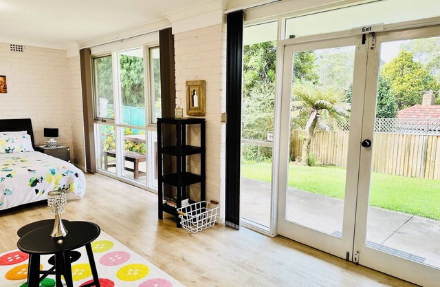 Studio in Turramurra,quiet & leafy.Walk to rail,public transportation and shops.