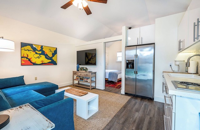 Studio - Office away from home. Near Shem Creek - Close to Beaches and Downtown