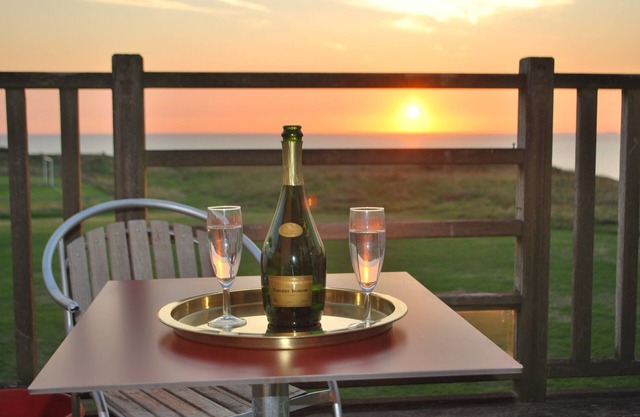Studio on the Opal Coast, N.-France, with beautiful sea views.