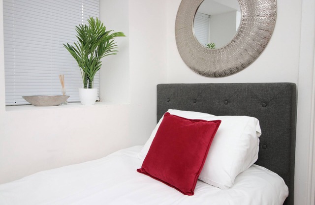 Studio - Sleeps 10 - Parking - Wifi