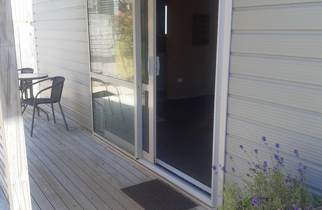 Studio steps away from Raumati villiage, and short walk to beach