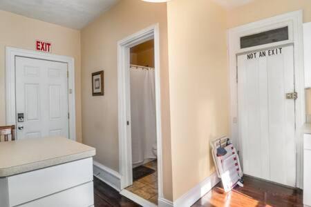 Studio w King Bed Walking distance to Beach & Shops