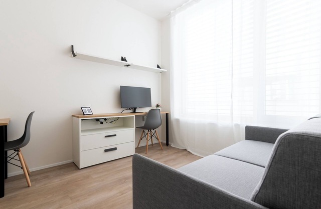 Studio with 𝗙𝗿𝗲𝗲 𝗣𝗮𝗿𝗸𝗶𝗻𝗴 A/C Ultra-Fast WiFi SMART TV
