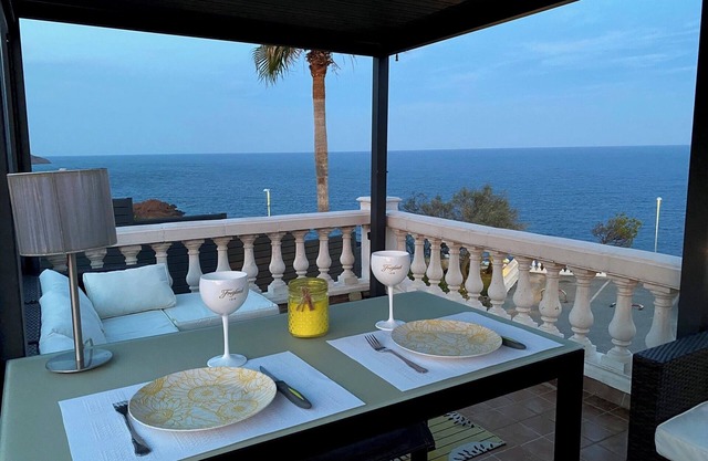 Studio with panoramic sea-view terrace at the foot of l'Estérel and the beach