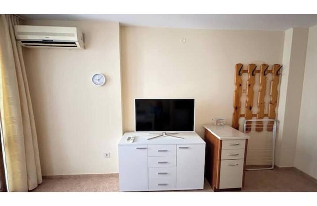 Studio with pool view #8