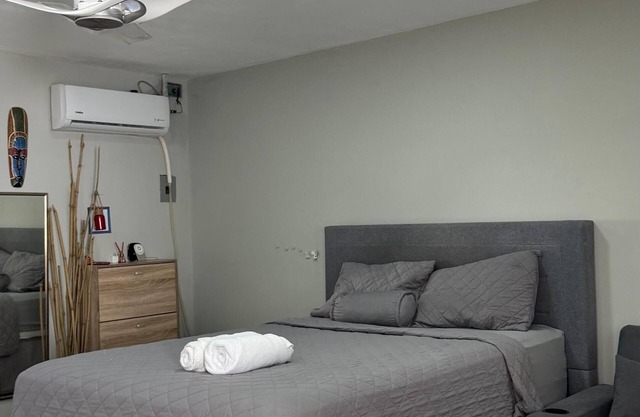 Studio with Private Entry, AC– hot water-No Parking In San Salvador