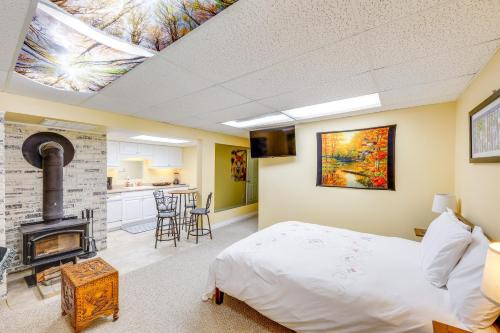 Studio with Shared Hot Tub Walk to Happys Inn