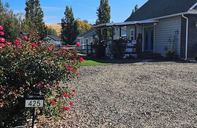 Studio with so much to offer! Small family and pet friendly.