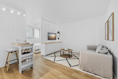 Studio3 Chic Bondi Abode with Pool & AC