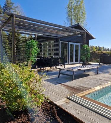 Stuga på landet med egen pool, vedeldad badtunna och bastu
