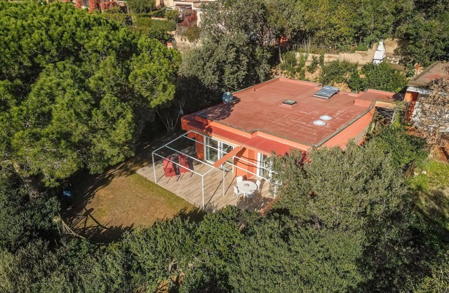 Stunning private villa for 8 guests with WIFI, A/C, TV and patio