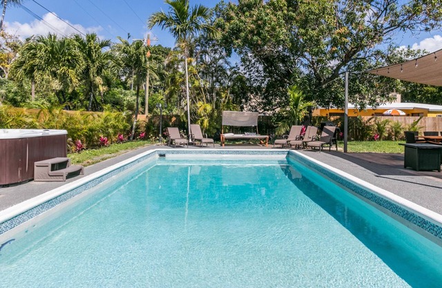 STUNING PRIVATE RESORT.10 BEDROOMS 6 FULL BATHS. HEATED POOL .HOT TUB.