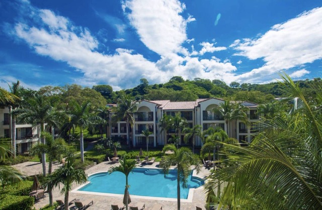 Stunning and comfortable condo with pool view in Pacifico!