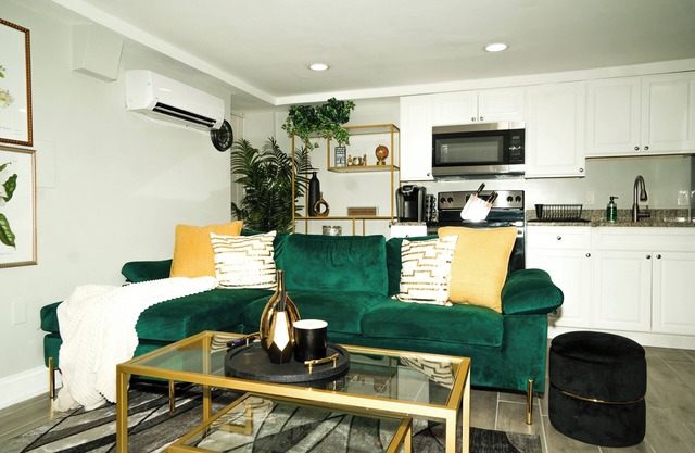 Stunning 1BR unit w/Free Parking - Walk to Metro