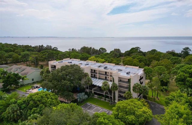 Stunning 2 bed 2 bath condo with access to the Gulf of Mexico! 3 month minimum.