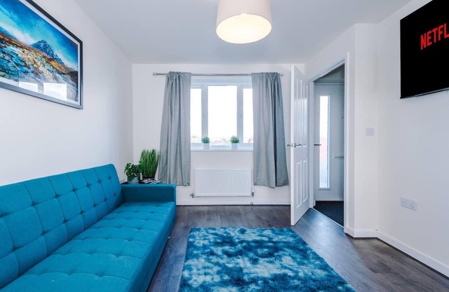 Stunning 2-Bed House in Manchester with Canal view