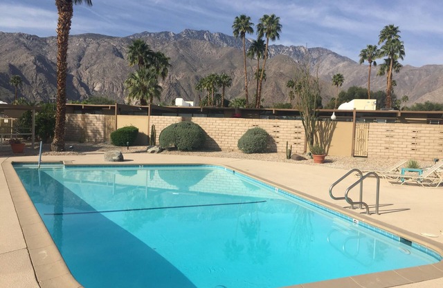 Stunning 2 BR + Den Condo in Racquet Club Estates Area - Monthly Rental