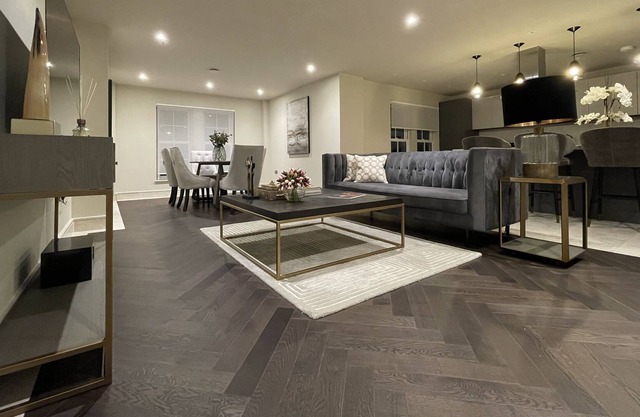 Stunning 2BA, 2BR, Apt, Desirable Chigwell