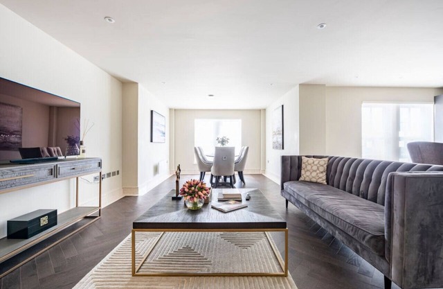 Stunning 2BA, 2BR, Apt, Desirable Chigwell