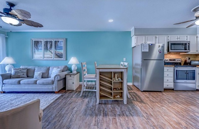 Stunning 2BR/2B condo with Ocean Views in North Myrtle Beach with AC, WiFi, Pool