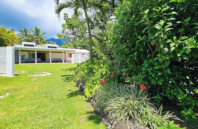 Stunning 3-bedroom villa retreat with pool and FREE internet close to Muri Beach