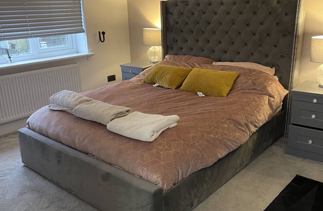 Stunning 3 bedroom home with HOT tub and 75inch tv