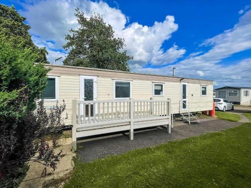 Stunning 4 Berth Caravan In Seaside Village Of Scratby, Norfolk Ref 19150S
