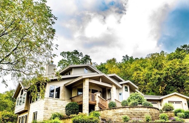 Stunning 5 bdm home on The General in Galena Territory!