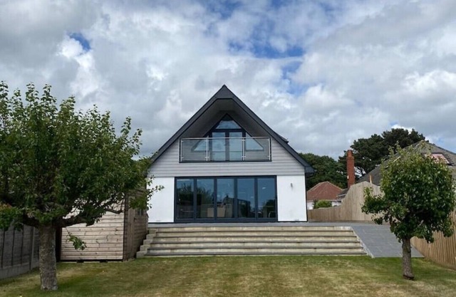 Stunning 5 Bed - Balcony, Garden and Sea Views