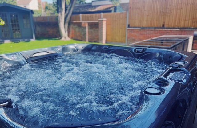 Stunning 8-Bed House with Sea & Beach Views