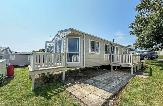 Stunning 8 berth caravan with decking and unlimited Wi-Fi, ref 71012P