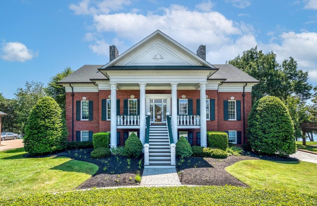 Stunning And Spacious Nashville Home With In-Ground Pool On The Lake!