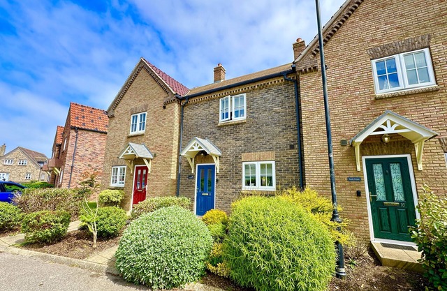 Stunning Coastal Cottage - Sleeping 5 in 2 Bedrooms - Pool and Beach Access Included.